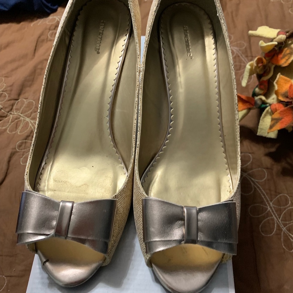 Cloud walkers gold bow heels size 12w